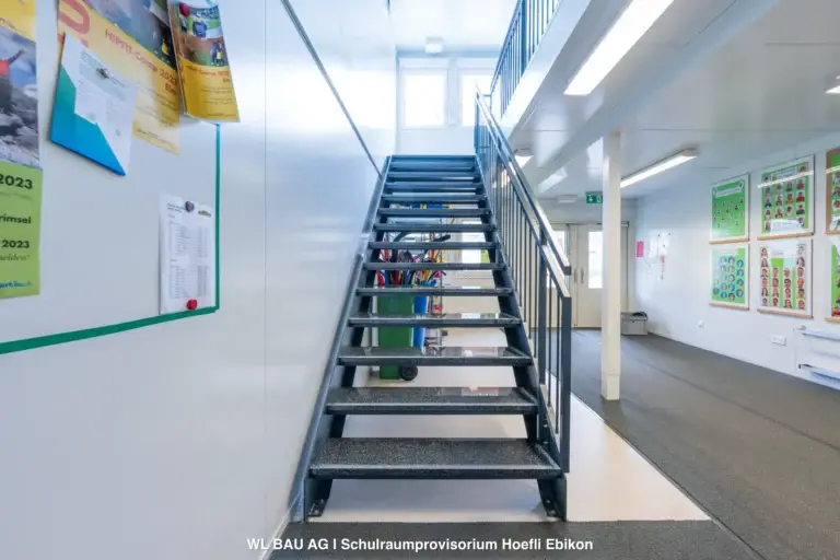 Foto-Innentreppe-Container-Containermodul-Schulhaus-Ebikon